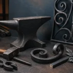 Ausbildung Schmied mit Amboss, Schmiedewerkzeugen und kunstvoll geschmiedeten Metallarbeiten in moderner Werkstatt
